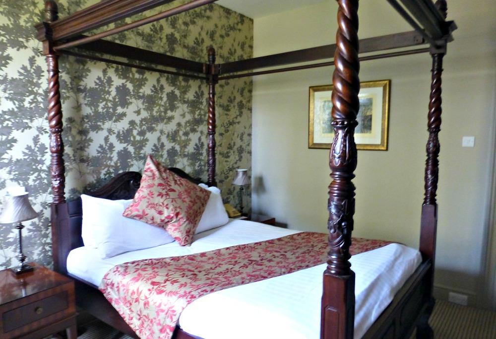the manor crown hotel lyndhurst four poster bedroom