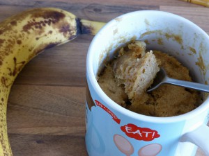 banana cake in a mug