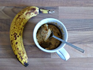 banana cake in a mug