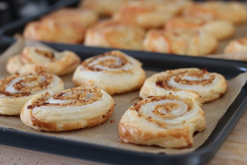 Pinwheels recipe suitable for baby led weaning. I've also included a list of pinwheel filling ideas. They're perfect for lunch time or a picnic with your baby or toddler.